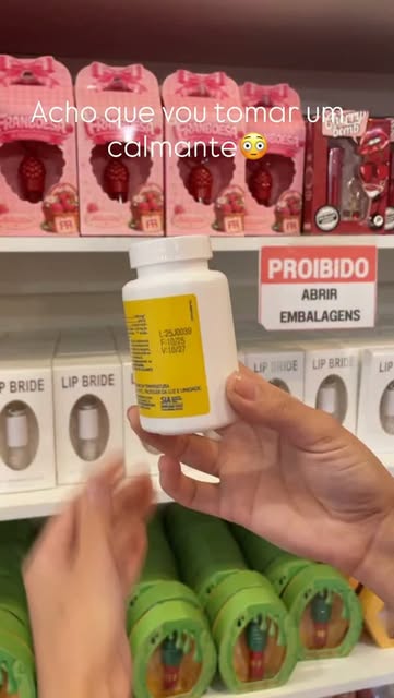 Prateleiras de cosméticos com lip balms e gloss
