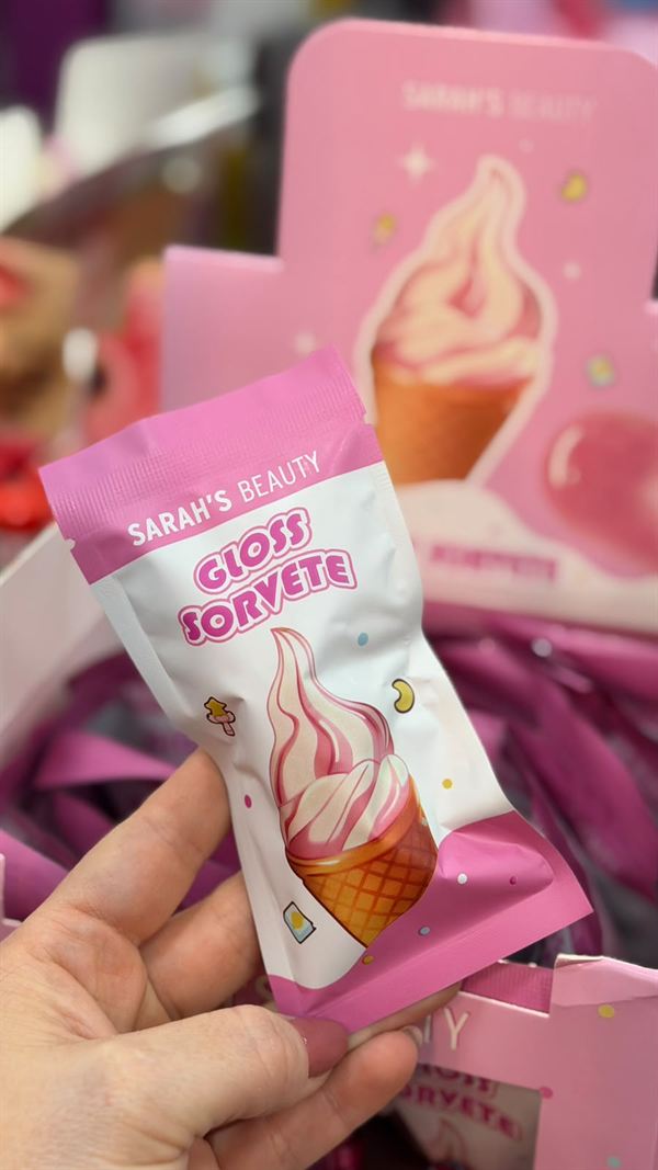 Gloss em embalagem de sorvete na mão