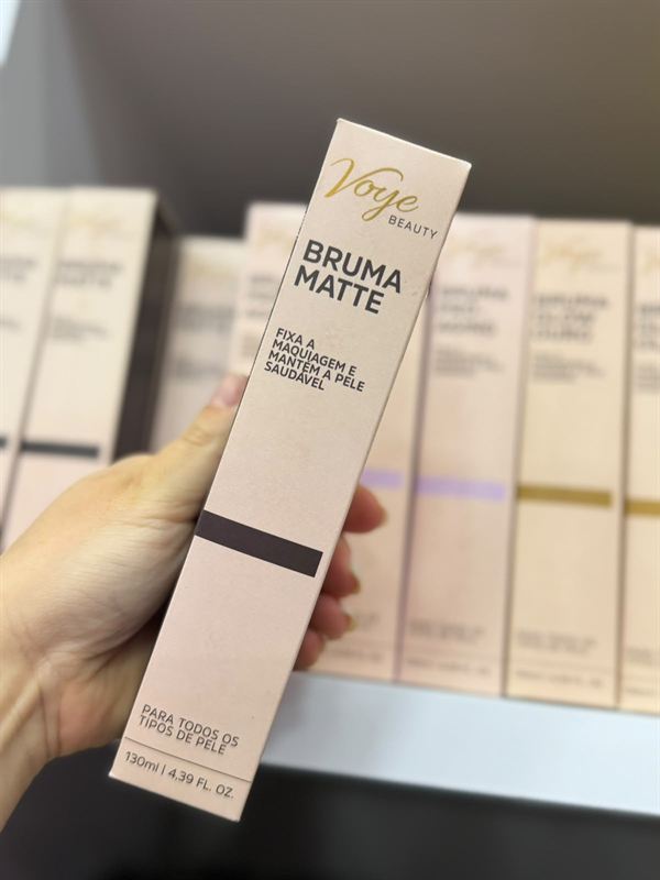 Bruma matte fixadora de maquiagem na mão